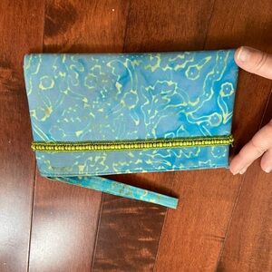 Beautiful beaded and lined clutch.  Perfect for makeup or an evening out.